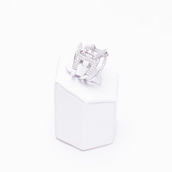 18 Kt White Gold Ladies Natural Diamond Handmade Ring